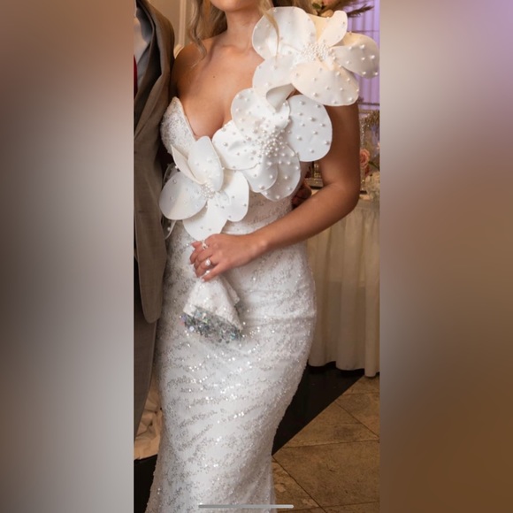 White Bridal Gown - Picture 2 of 6